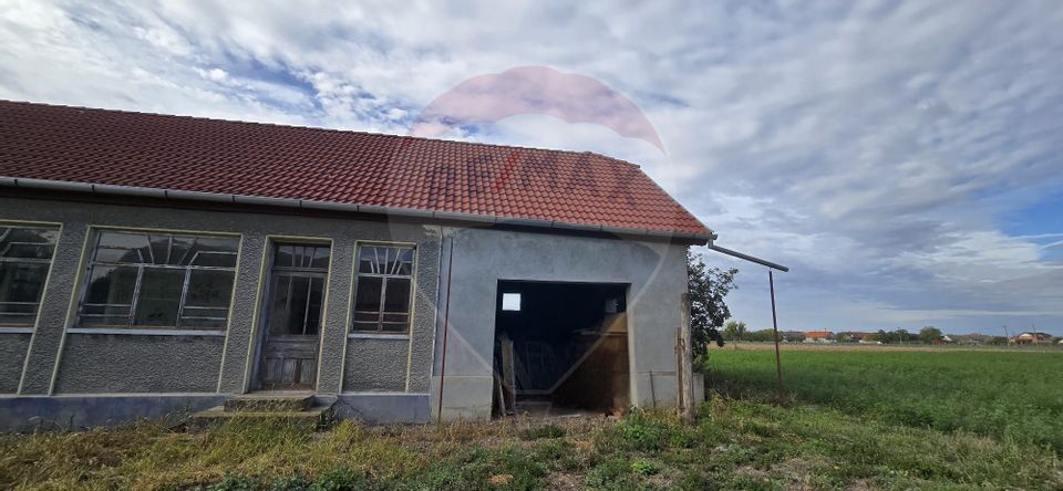 Teren si casă cu teren generos în Socodor