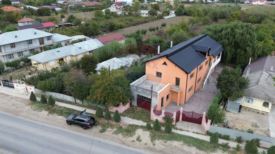 Casă / Vilă cu 8 camere