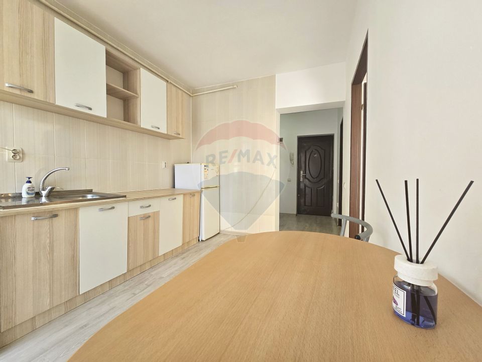 Apartament cu o camera de vânzare si loc de parcare, Floresti