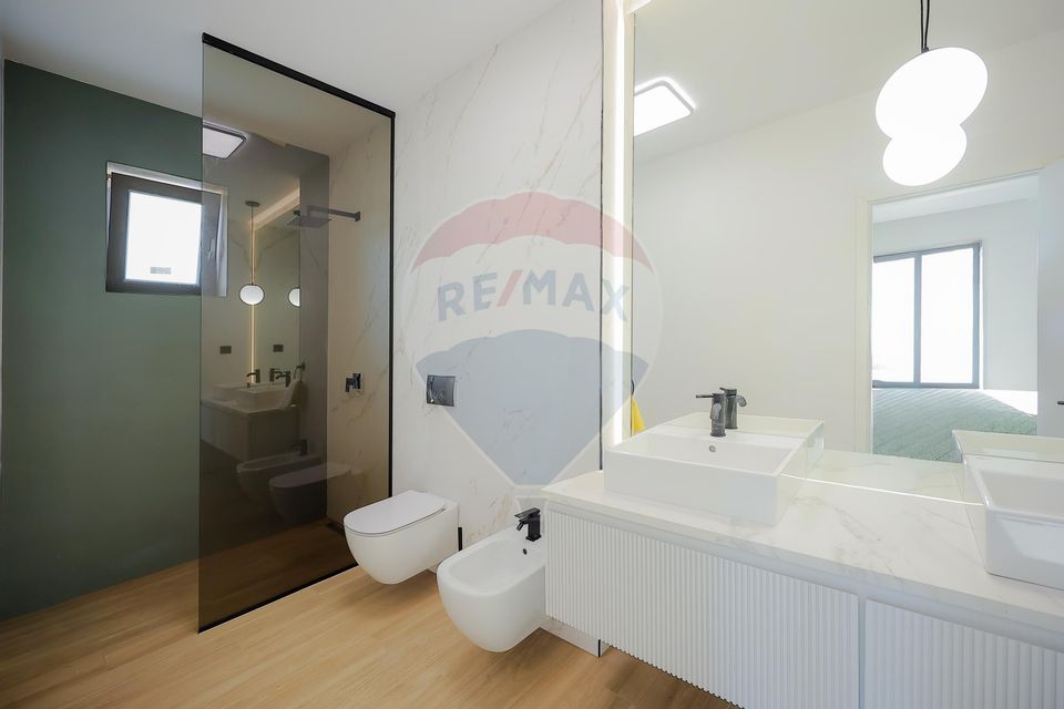 De vânzare Vilă cu 8 camere în Sânmartin, 290 mp util, teren 1100 mp