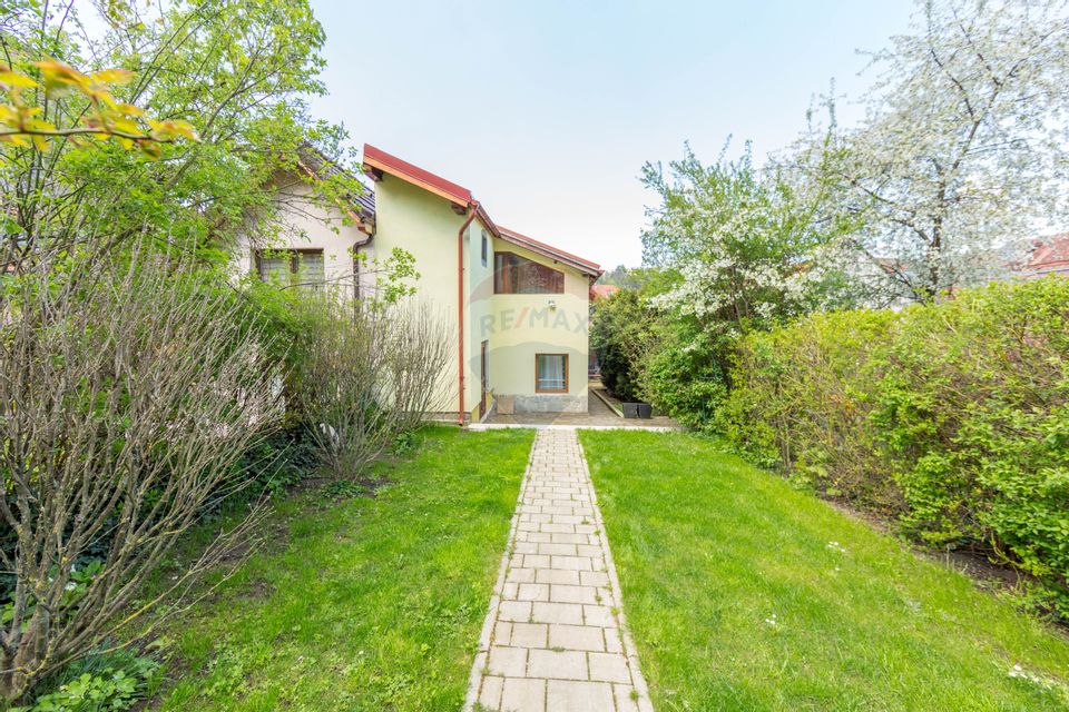 Property Located under Tâmpa composed of 2 Houses and Garden,