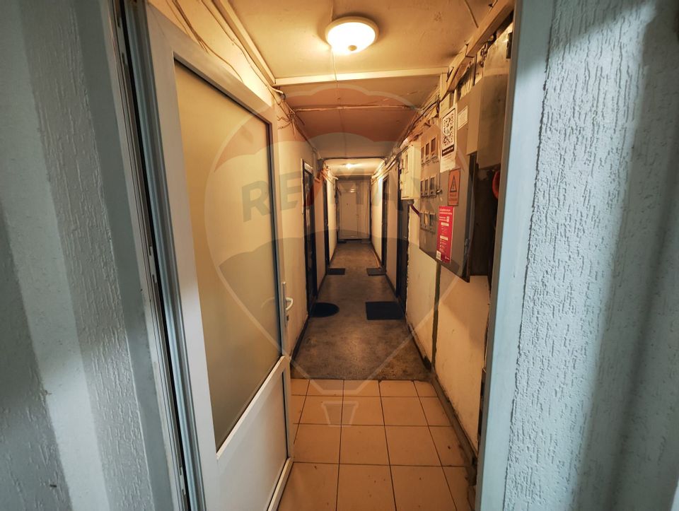 Garsonieră 15 mp utili + boxa 15 mp • mobilat • bloc cu lift • Titan