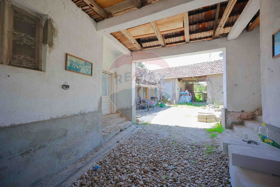 Casă  cu 3 camere și teren 4,342 mp de vânzare în Valea Mare de Codru