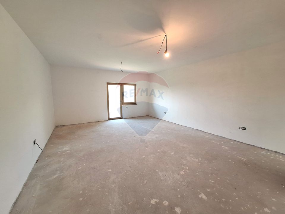 Casă / Vilă la gri aproape gata sa devina " acasa" !