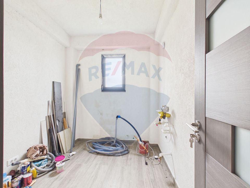 Modern 5 bedroom villa GF+1 for sale in Crevedia