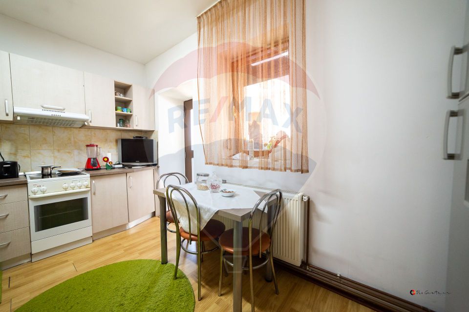 Imobil renovat, 2 apartamente, grădină și garaj – Turnu