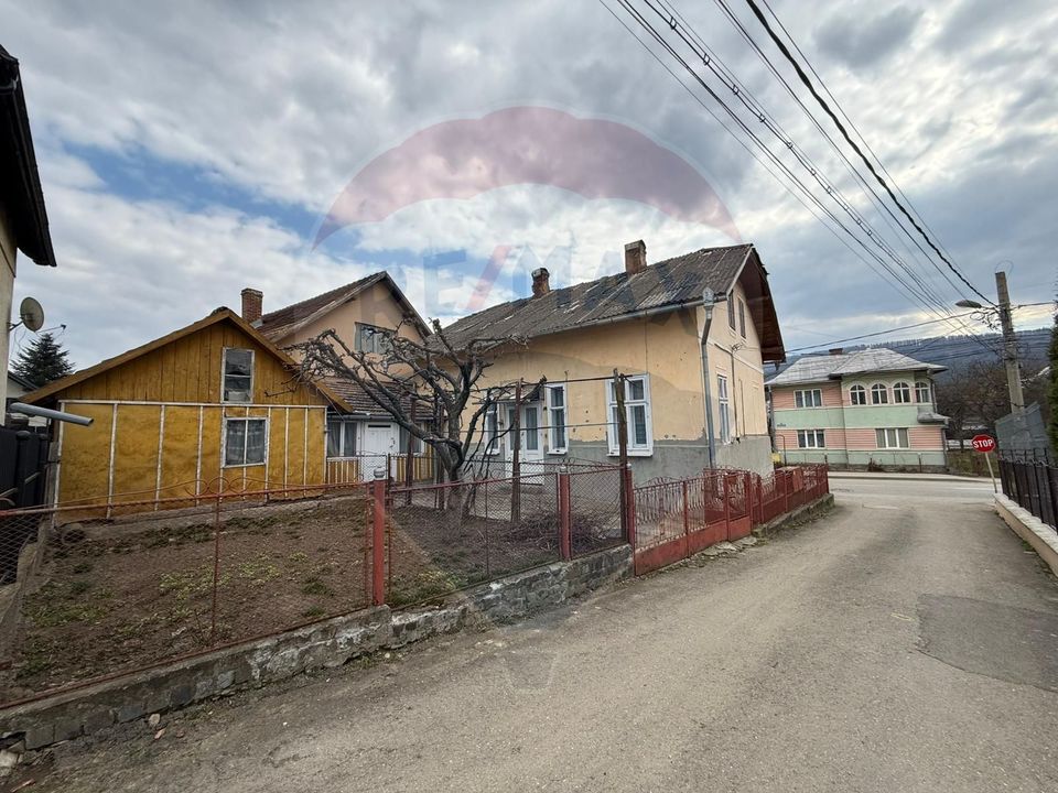 Casă de vânzare în GURA HUMORULUI zona Ariniș 250 mp teren