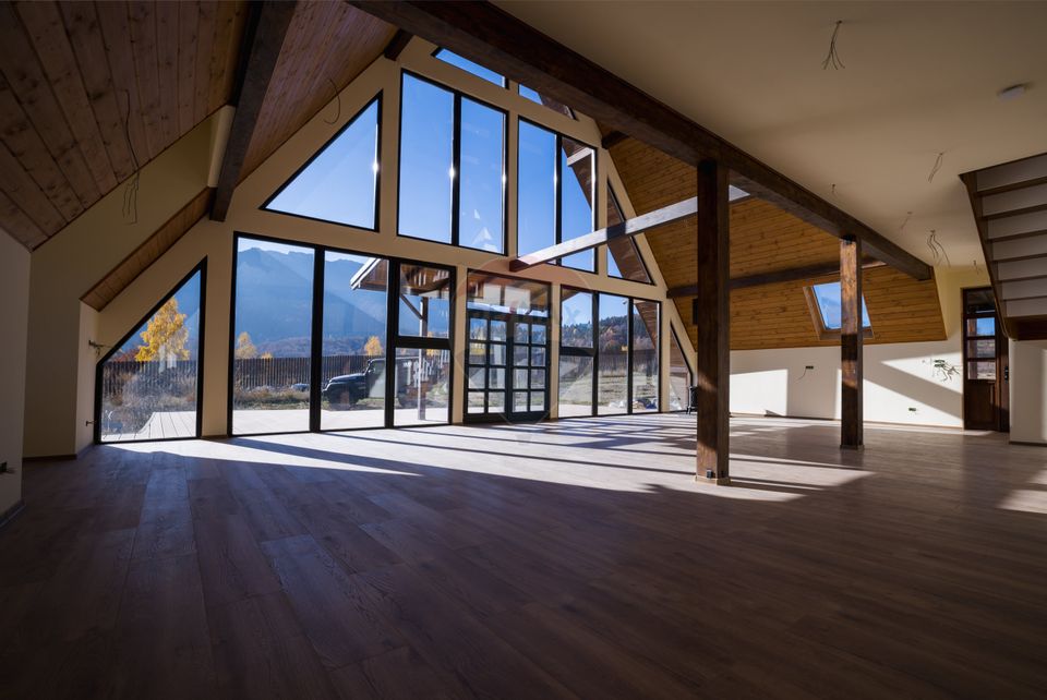Vilă tip A-Frame, pe un platou montan, vedere panoramica catre Bucegi