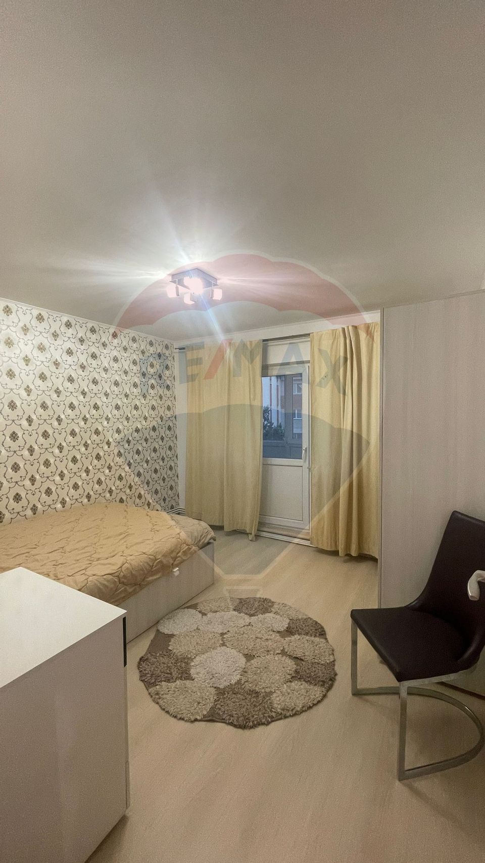 Apartament cu 4 camere de închiriat în zona Sarari