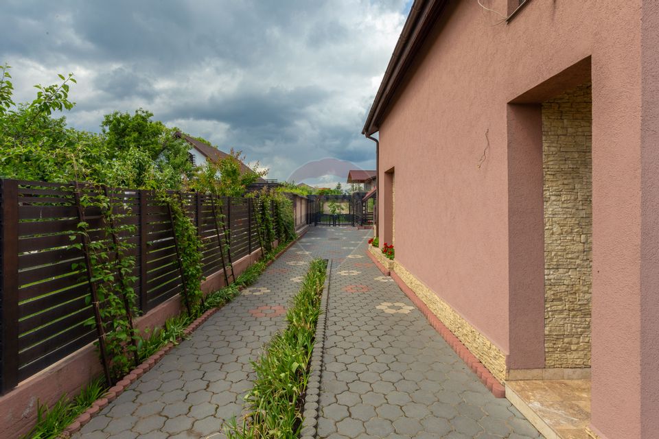 10 room House / Villa for sale, Serbanesti area