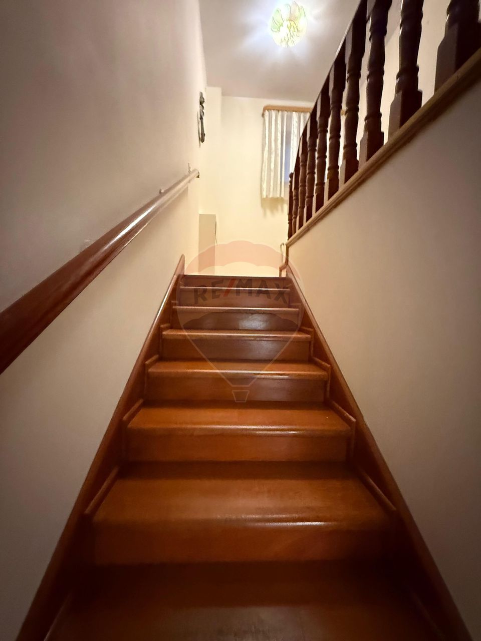 De inchiriat Casă / Vilă 7 camere + curte zona Vatra Luminoasa