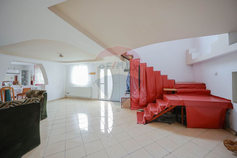 Casă cu etaj, 5 camere, de vânzare, în zonă turistică, Vadu Crișului