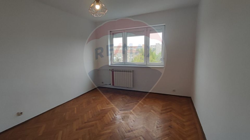 Apartament 3 camere de vanzare Bdul. Dacia vis-a-vis Scoala Dacia