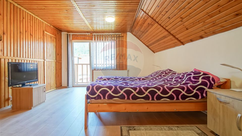 Casă falnică, curte individuală, langă Piața Unirii, în inima Scheilor