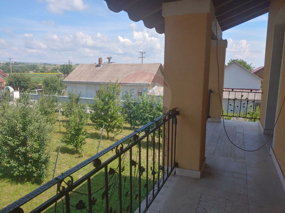 Casă / Vilă de lux cu 5 camere de vânzare în Vadu Moldovei, Suceava