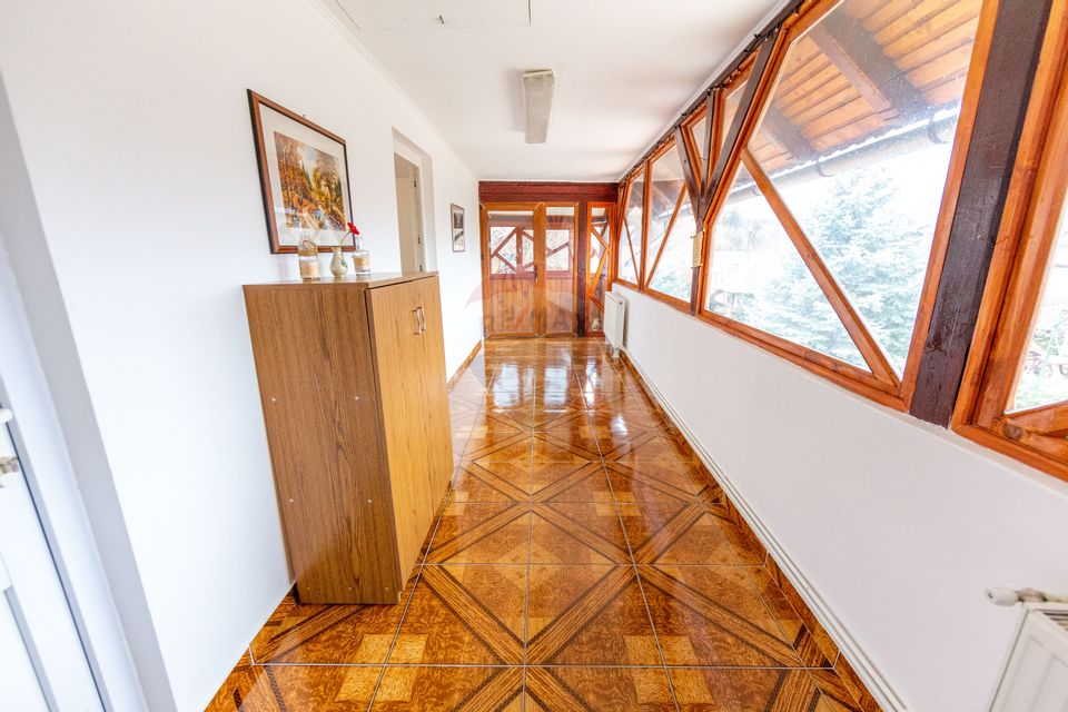 Casă spațioasă cu garaj dublu, foișor și curte amenajată