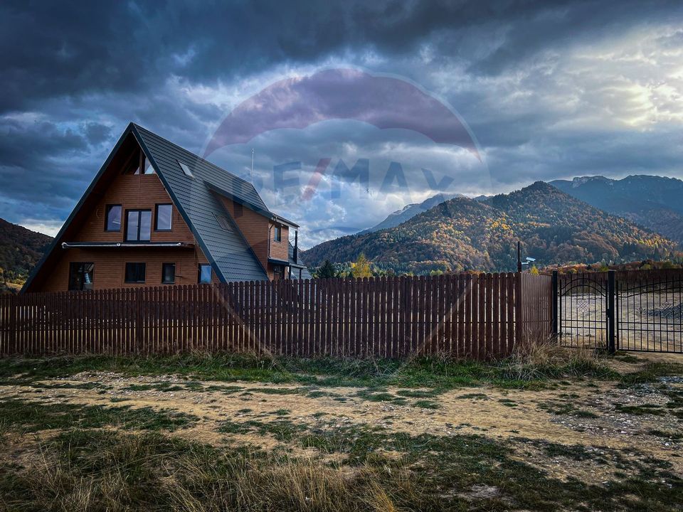 Vilă tip A-Frame, pe un platou montan, vedere panoramica catre Bucegi