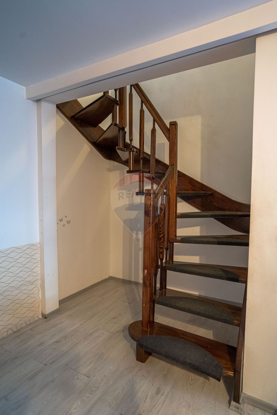 OCAZIE! Apartament cu 4 camere pe două nivele utilat şi mobilat