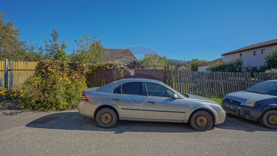 Casă cu 2 apartamente, teren 600 mp, deschidere la 2 străzi, Cristian