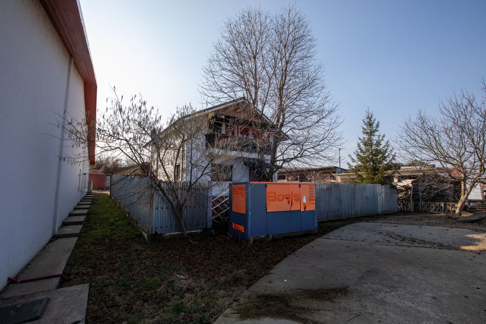 Hală 1.000 mp + curte 3.200 mp + CASĂ 160 mp BONUS | Acces TIR | Bacău