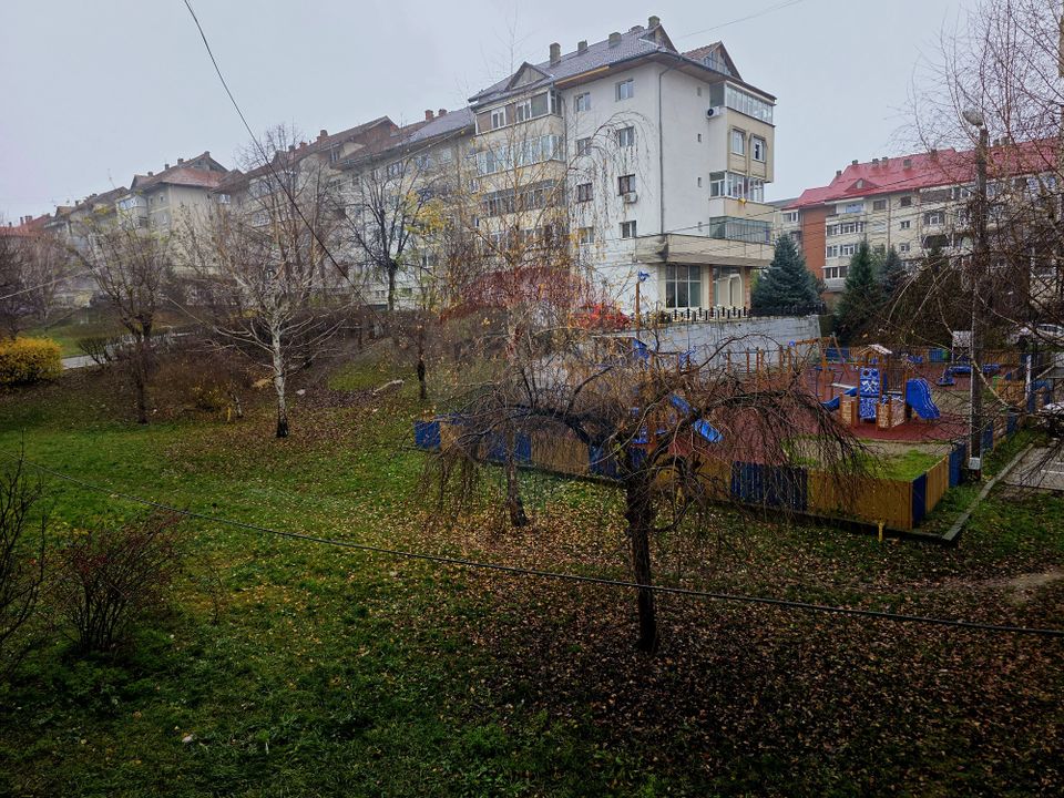 Apartament cu 4 camere de vânzare în zona Calea Romanului