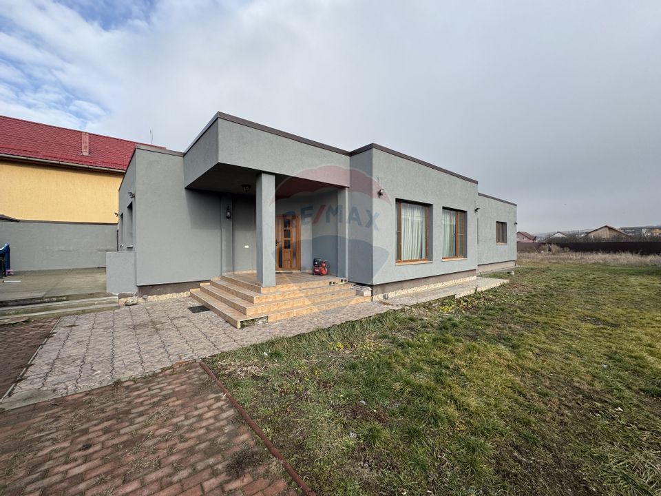 Casă spațioasă cu posibilitate de extindere sau modificare ca duplex