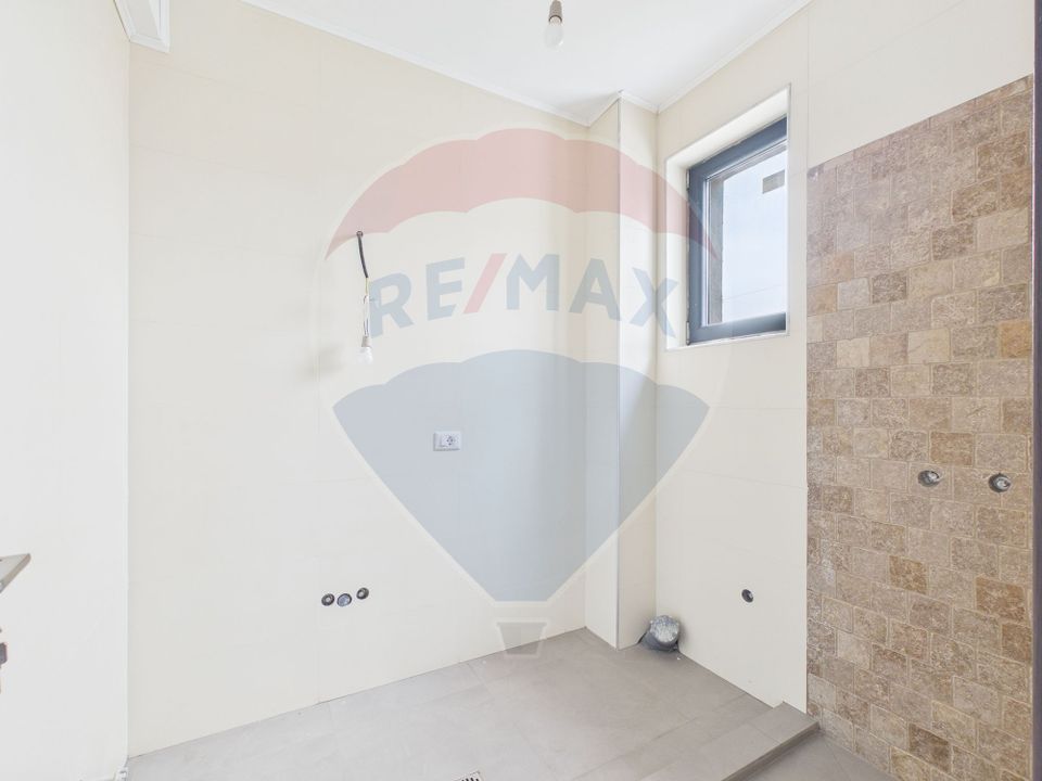 Modern 5 bedroom villa GF+1 for sale in Crevedia