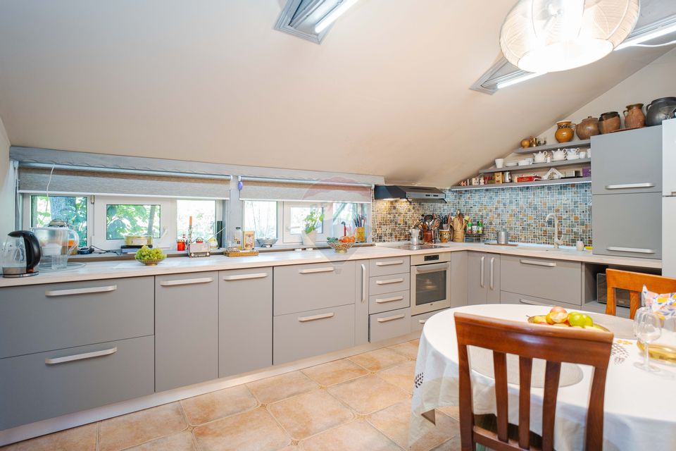 Casă / Vilă spatioasa cu teren in zona centrala Sararie