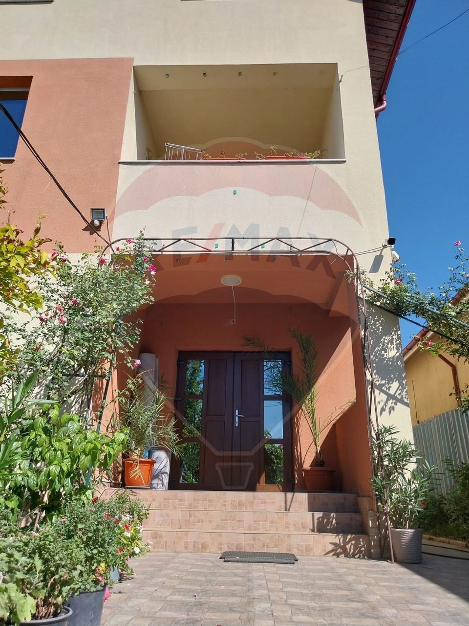 Casă / Vilă cu 9 camere de vânzare în zona 1 Mai