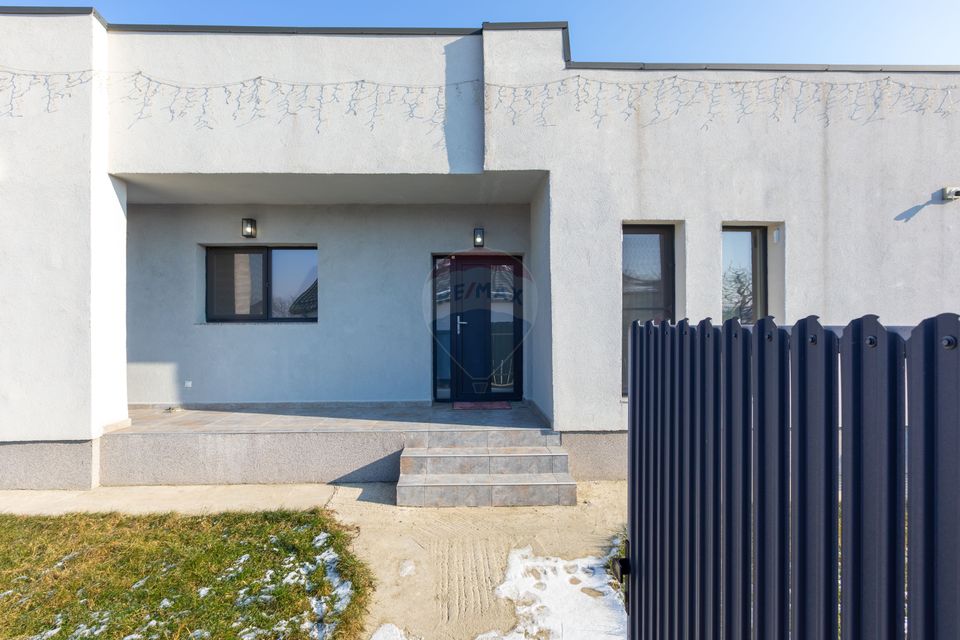 Casă de vânzare - 110 mp,  Serbanesti