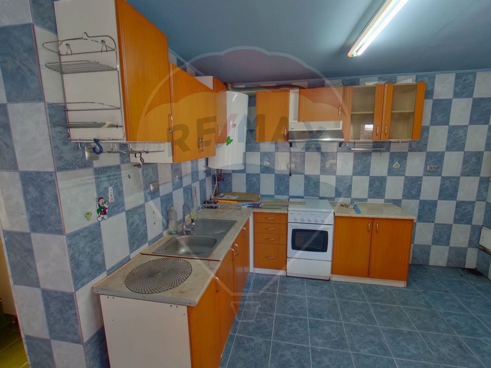 Casă / Vilă cu 16 camere de vânzare în zona Bobâlna