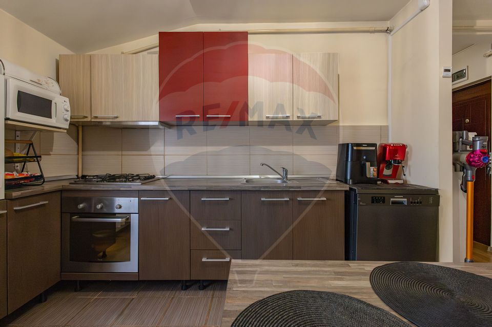 Apartament cu 3 camere de vânzare în zona Dambovita
