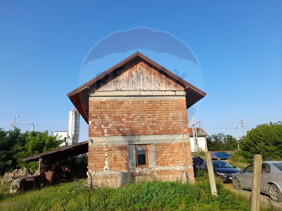 Casă 5 camere, teren 4748 m²  de vânzare - Vǎrǎdia de Mureş