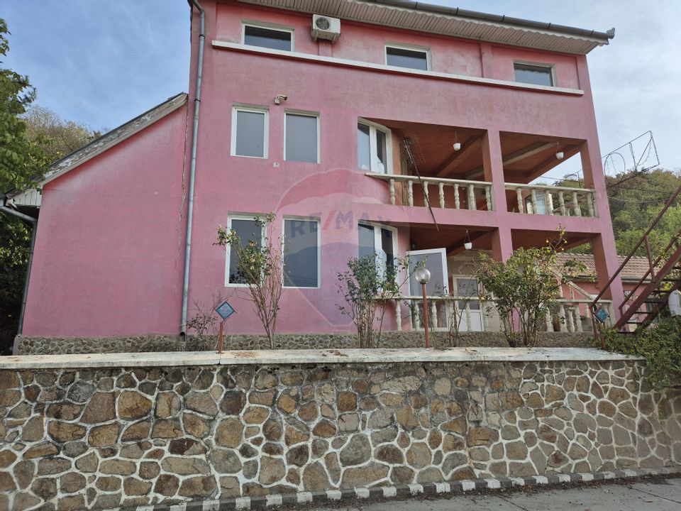 8 room House / Villa for sale