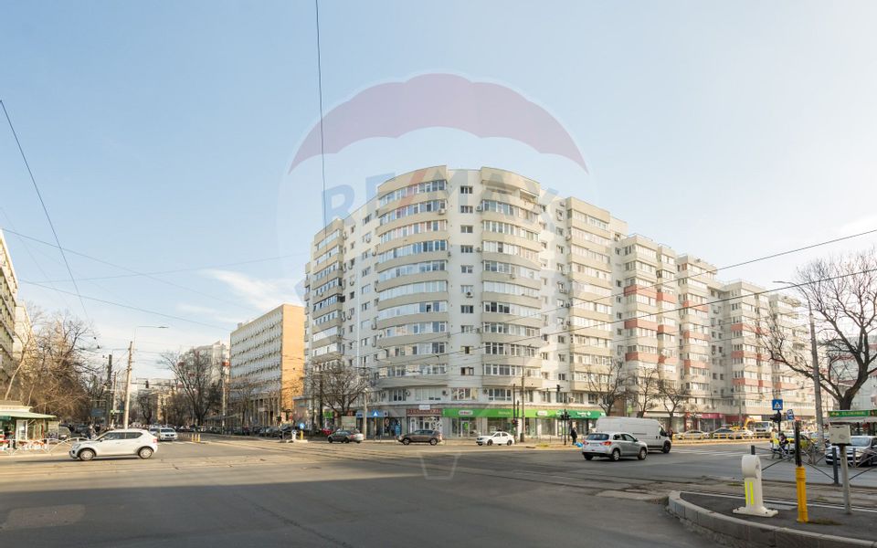 Apartament cu 3 camere de vânzare în zona 1 Mai