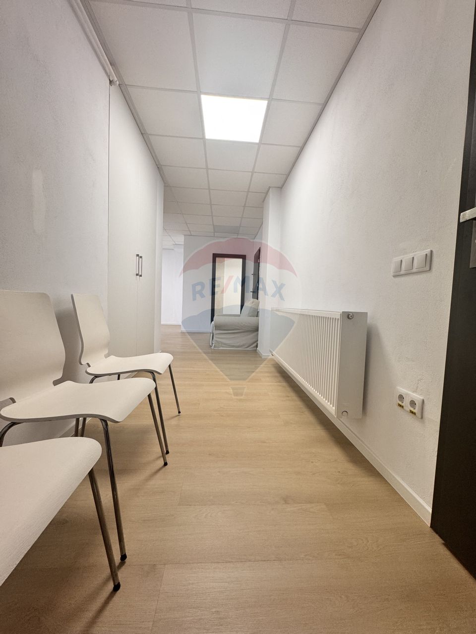 Spațiu nou, la prima inchiriere, pretabil cabinet, salon, etc..