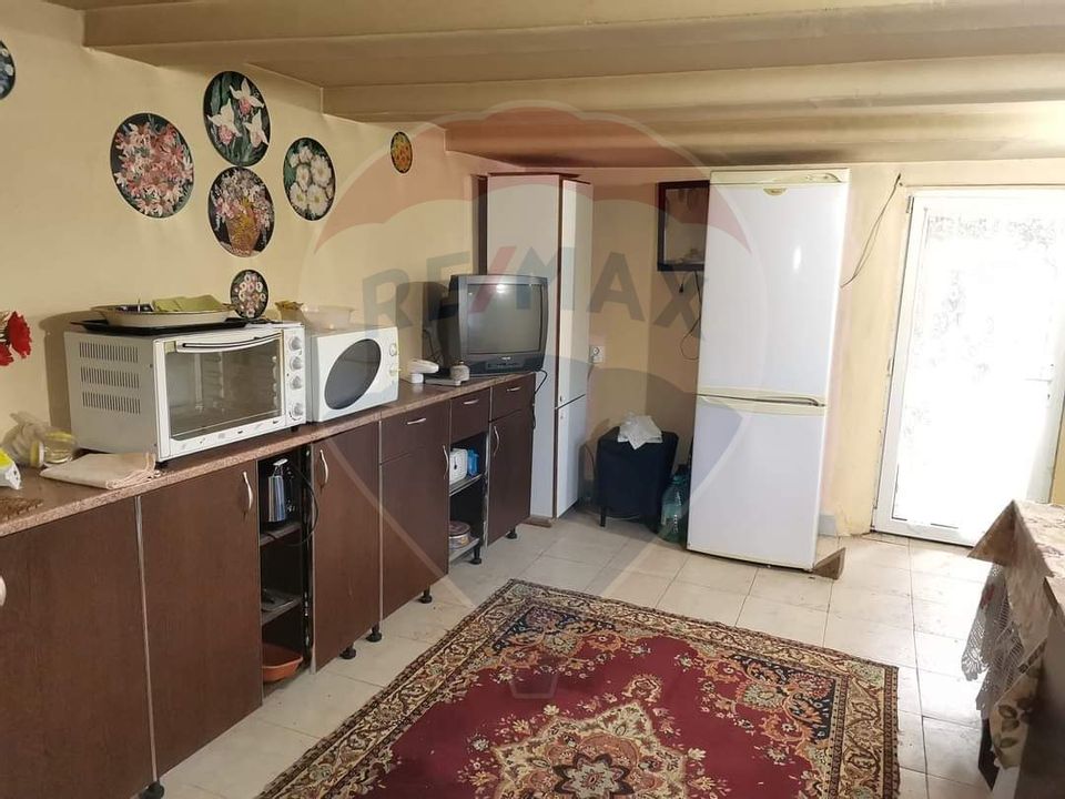 Casa traditionala De Vanzare cu 5 Hectare de teren