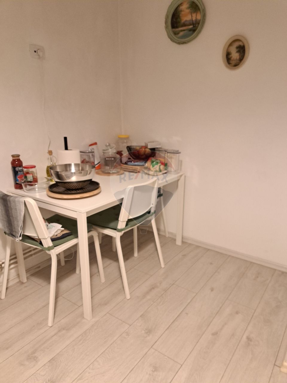 3 Decomandate, Calea București, etaj 3