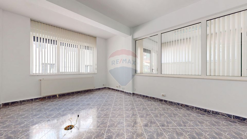 245sq.m Commercial Space for rent, Ultracentral area