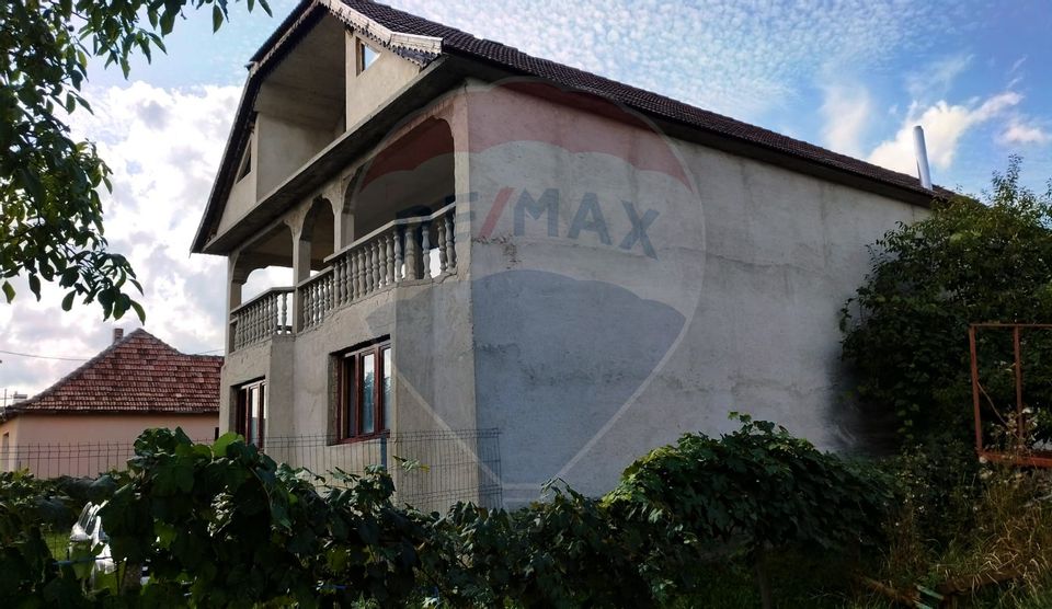 Casă de vânzare cu  teren de 3.869 mp în Cosniciu de Jos /Ip, Sălaj