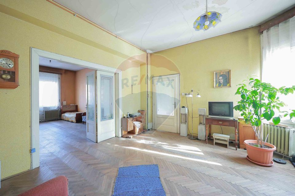 Casă Evreiască de Vânzare, Singur în Curte în zona Ultracentral