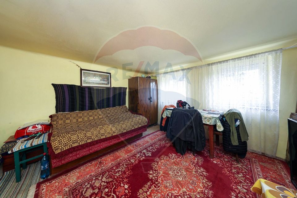 Casă de vacanta, cu annexe si pomi fructiferi, Ungra!