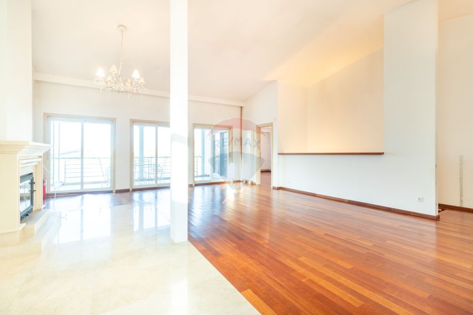 Vanzare Vila 5 camere cu semineu, piscina si priveliste lac piscicol