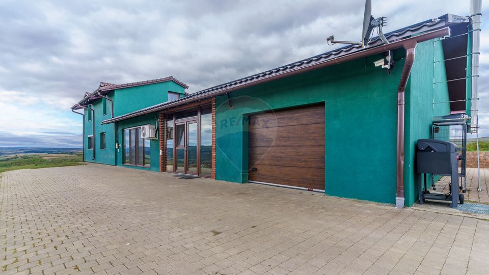 Teren 9.4 ha extravilan + casa 230 mp, COMISION 0%