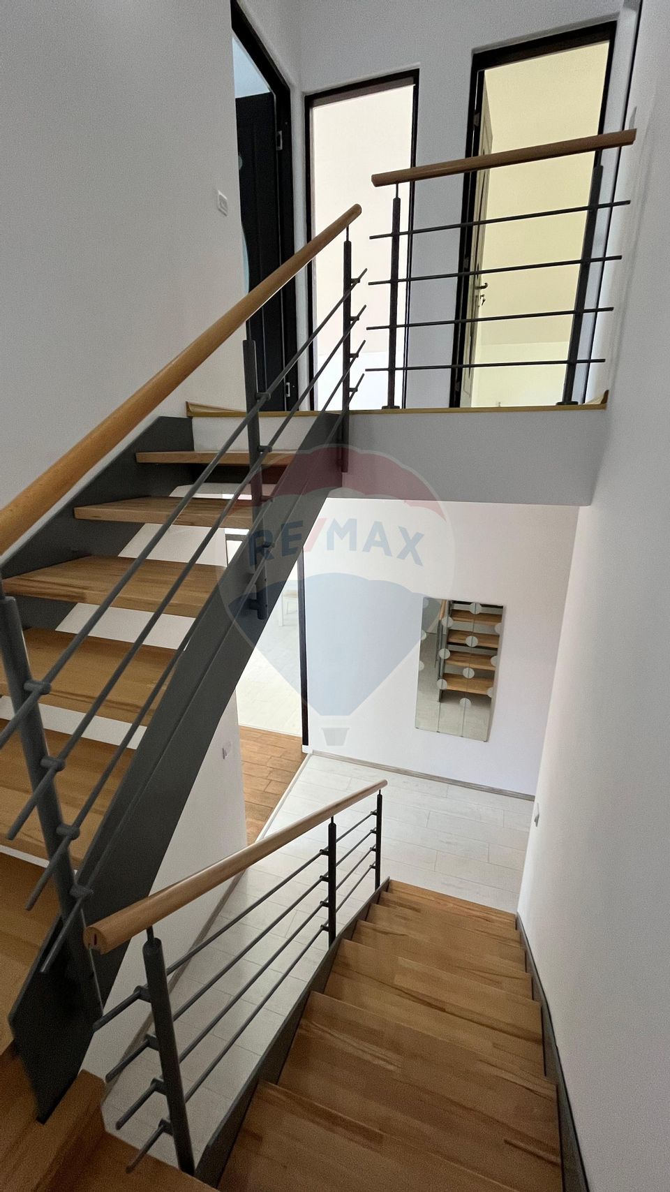 Casă cu vedere spre lac și pădure -deasupra  Barajului Ighis