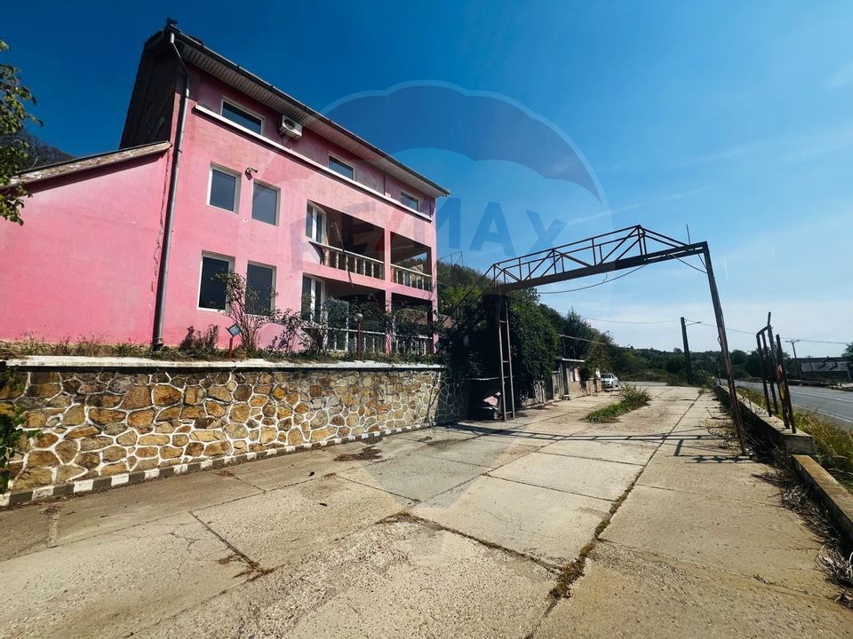 Casă P+E+M cu spălătorie auto și restaurant la DN 7 în LIPOVA