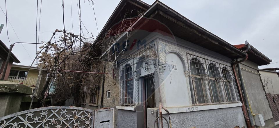 De vanzare | Casa cu 3-5 camere, necesita renovare | Zona Baicului