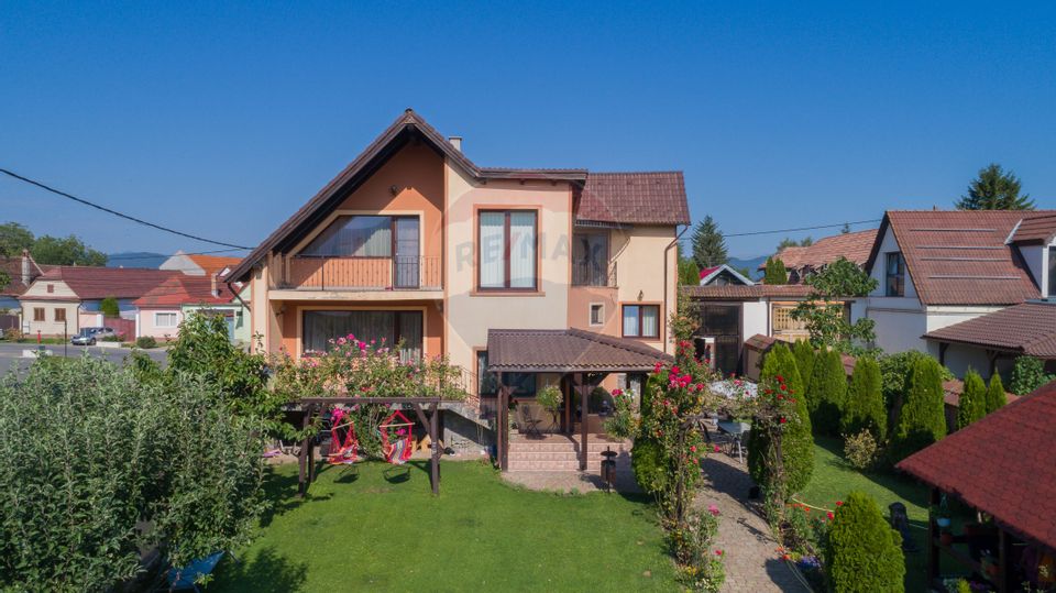 Elegant house, wine cellar, view of the mountains and peak. Postăvaru