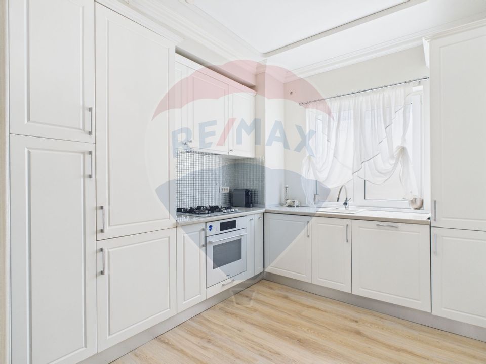 De vanzare | LUX |  Navodari | 3 camere | 300m plaja |