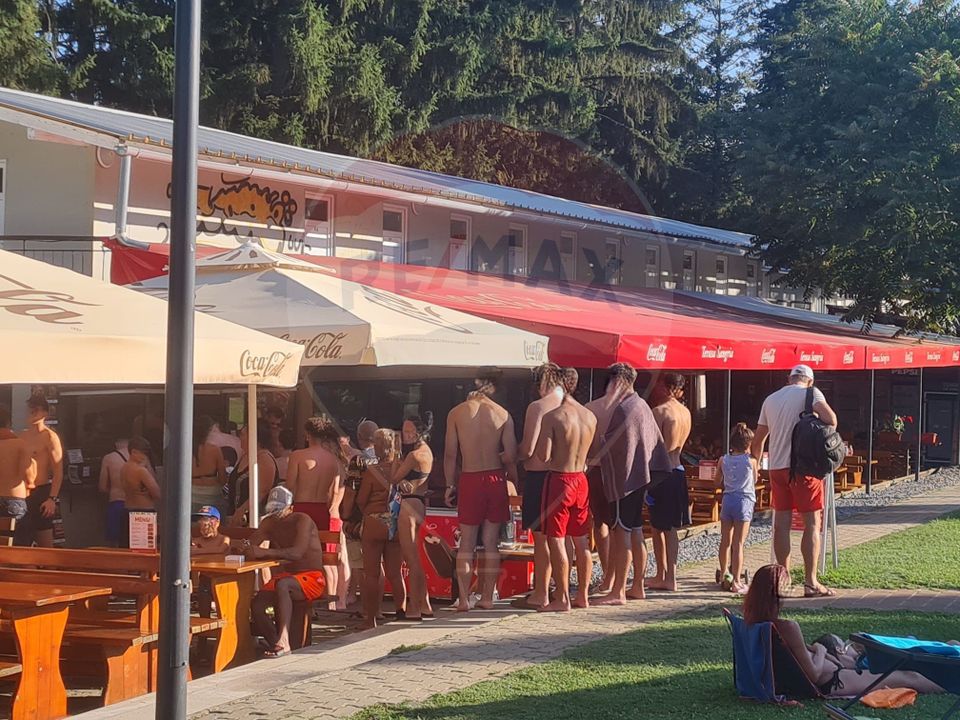 Terasa de vanzare pe strandul Neptun